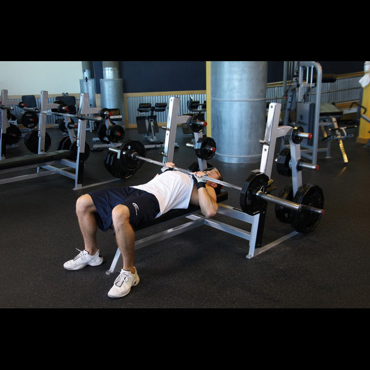 техника выполнения упражнения: Жим штанги лежа узким хватом (Close-Grip Barbell Bench Press) на фото