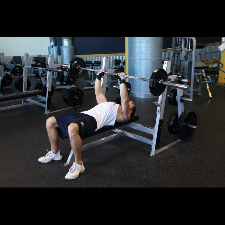 техника выполнения упражнения: Жим штанги лежа узким хватом (Close-Grip Barbell Bench Press) на фото