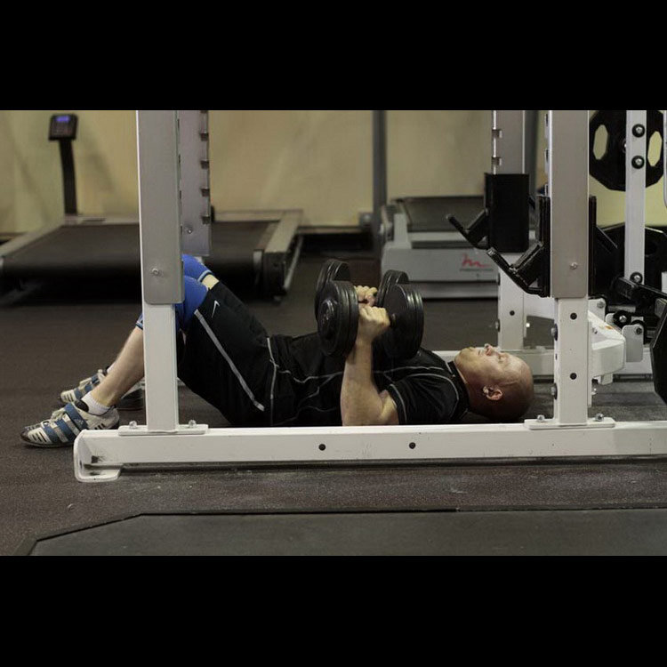 техника выполнения упражнения: Жим гантелей лежа на полу (Dumbbell Floor Press) на фото техника выполнения упражнения: Жим гантелей лежа на полу (Dumbbell Floor Press) на фото