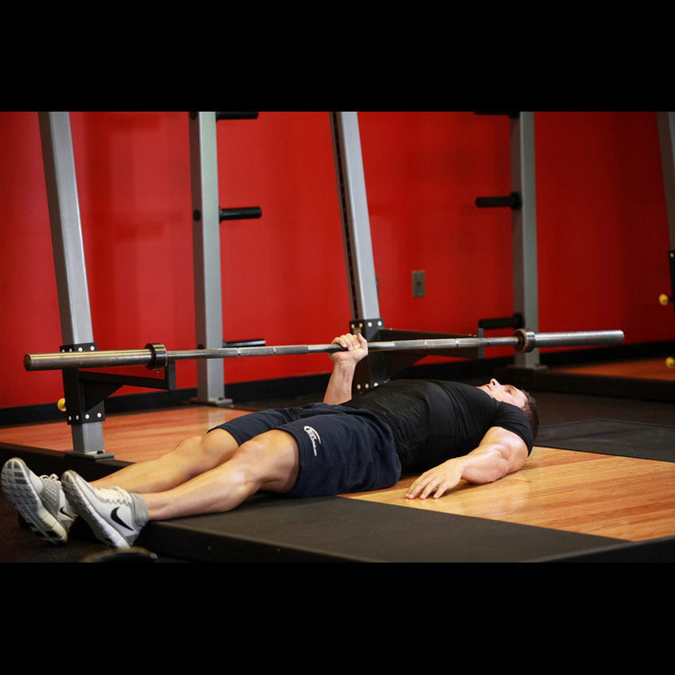 техника выполнения упражнения: Жим одной рукой в положении лежа (One Arm Floor Press) на фото техника выполнения упражнения: Жим одной рукой в положении лежа (One Arm Floor Press) на фото