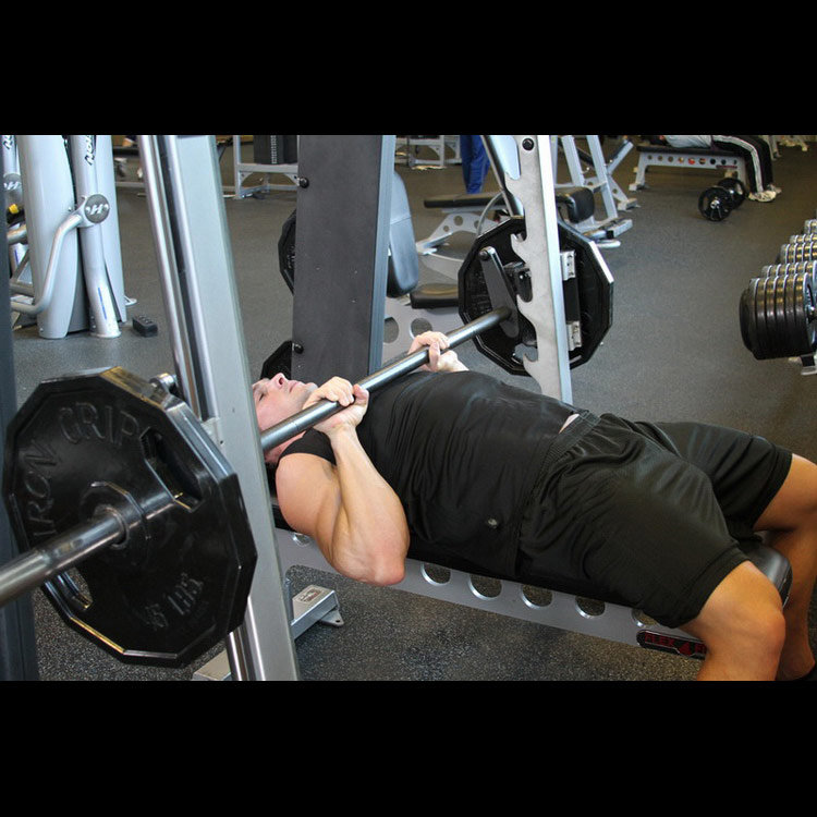 техника выполнения упражнения: Жим лежа узким хватом в машине Смита (Smith Machine Close-Grip Bench Press) на фото техника выполнения упражнения: Жим лежа узким хватом в машине Смита (Smith Machine Close-Grip Bench Press) на фото