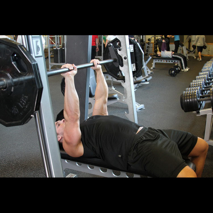 техника выполнения упражнения: Жим лежа узким хватом в машине Смита (Smith Machine Close-Grip Bench Press) на фото техника выполнения упражнения: Жим лежа узким хватом в машине Смита (Smith Machine Close-Grip Bench Press) на фото
