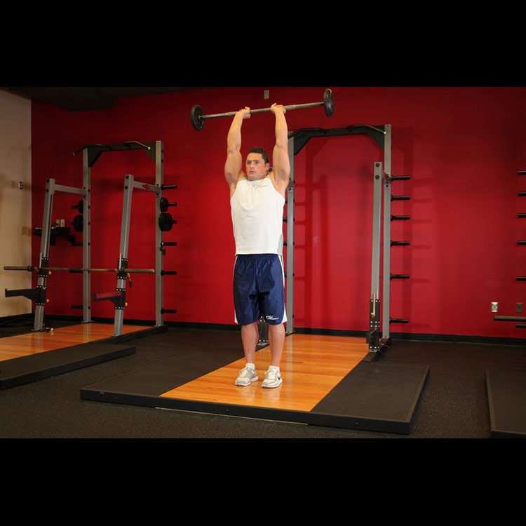 техника выполнения упражнения: Французский жим со штангой стоя (Standing Overhead Barbell Triceps Extension) на фото