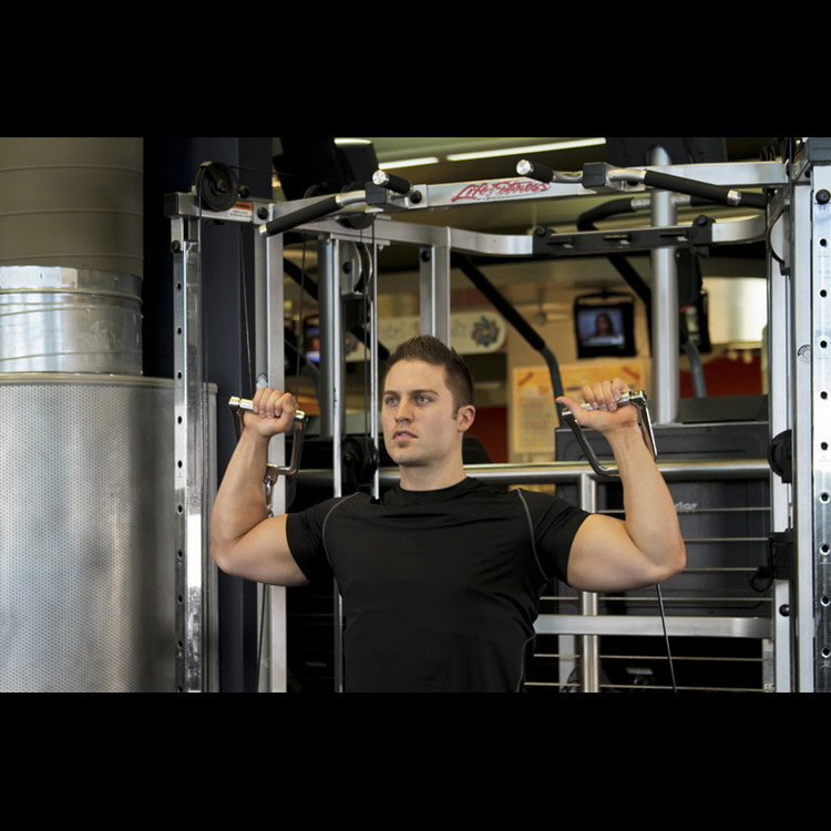 техника выполнения упражнения: Жим на нижнем блоке (Cable Shoulder Press) на фото техника выполнения упражнения: Жим на нижнем блоке (Cable Shoulder Press) на фото