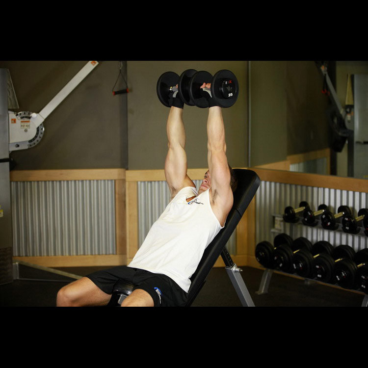 техника выполнения упражнения: Жим гантелей плечами на наклонной скамье (Dumbbell Incline Shoulder Raise) на фото
