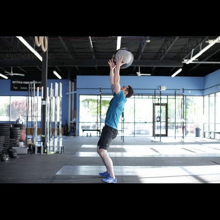 техника выполнения упражнения: Бросок мяча назад за голову (Medicine Ball Scoop Throw) на фото