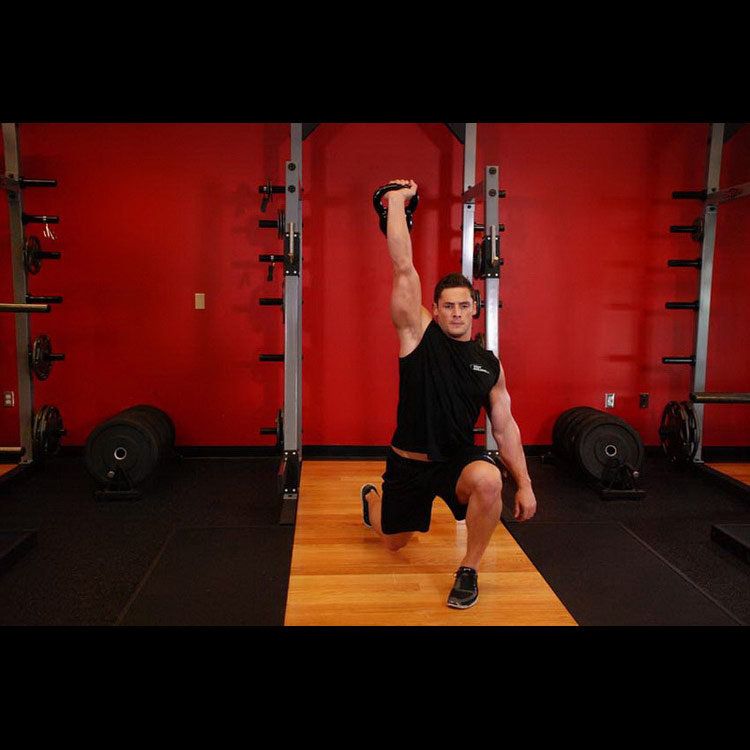 техника выполнения упражнения: Толчок гири одной рукой (One-Arm Kettlebell Split Jerk) на фото