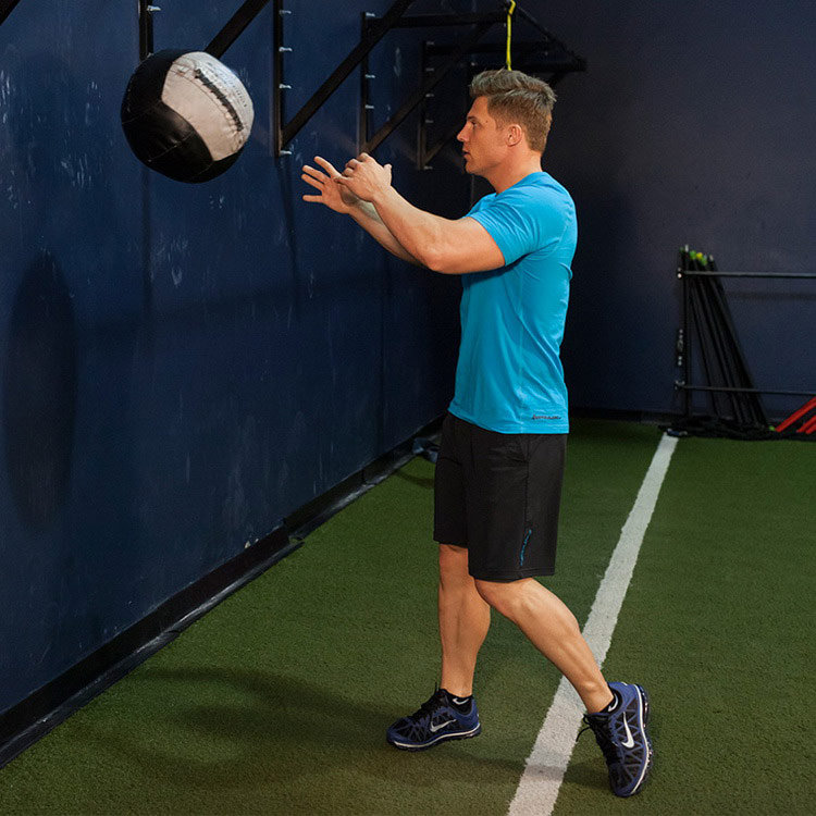 техника выполнения упражнения: Вращение и бросок медицинбола (Medicine Ball Rotational Throw) на фото