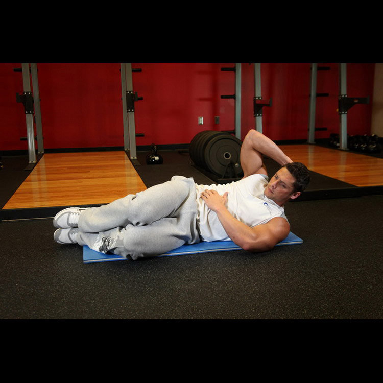 техника выполнения упражнения: Боковые скручивания (Oblique Crunches - On The Floor) на фото